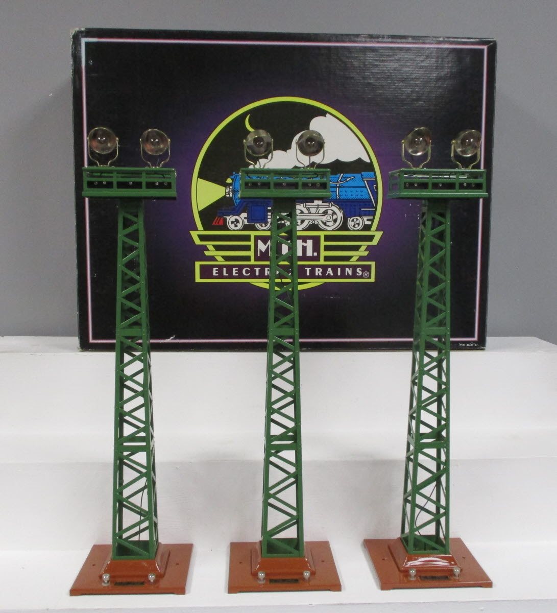 MTH 10-1044 Std Gauge Flood Light Tower in Terra Cotta & Green #92 (Set of 3)
