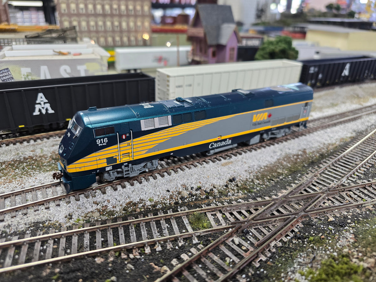 Athearn 99429 HO Scale GE P42DC Diesel VIA Rail 916