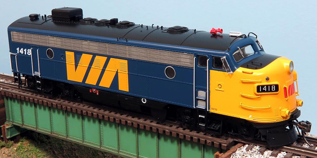 Rapido Trains 222547 HO VIA Rail Early FP7 Diesel Locomotive with DCC #1418