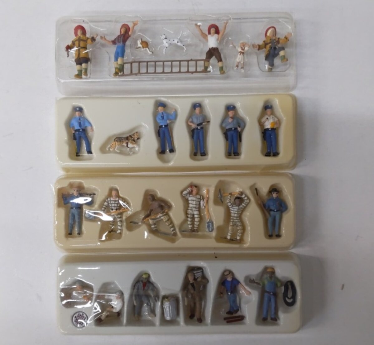 Woodland Scenics L-1 Lot of 4 HOAssorted Figures Police, Prisoners, FFs, ect