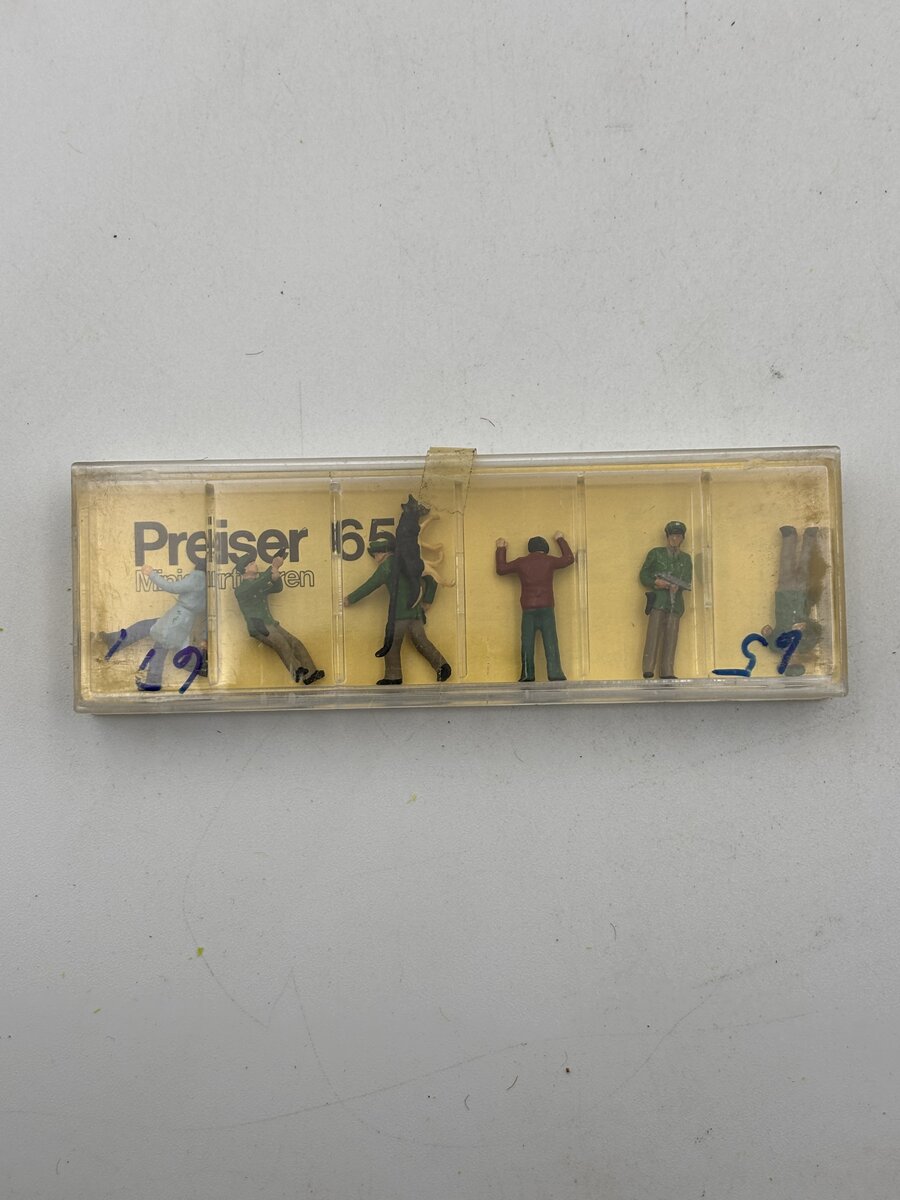 Preiser 65 HO Cops & Robbers Hand painted