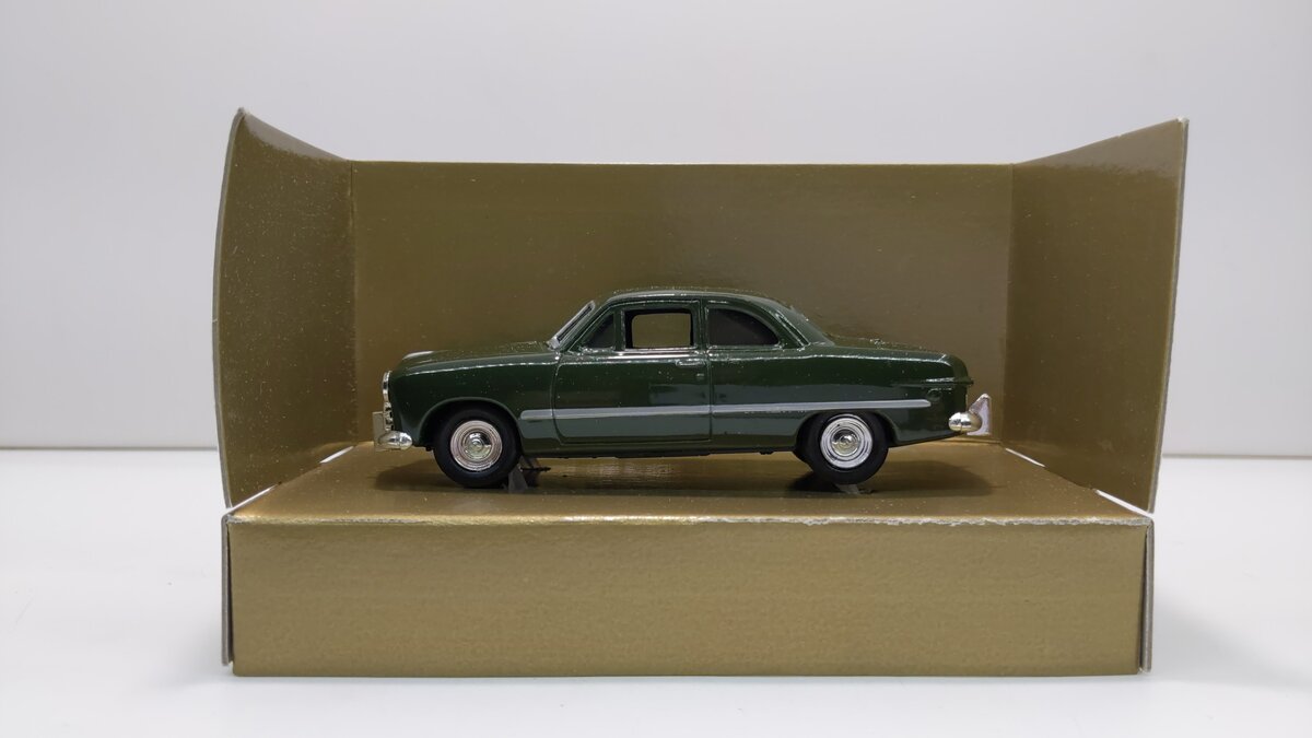 Ertl 2803 1:43 Scale Classic Vehicles 1949 Green Ford Coupe Diecast
