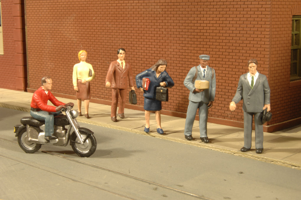 Bachmann SceneScapes 33151 O Scale City People Figures with Motorcycle